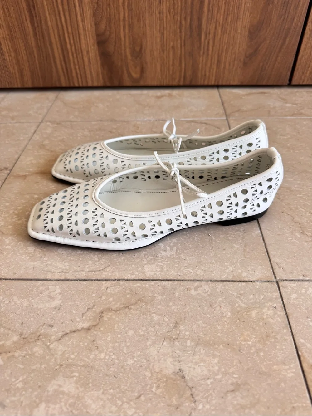 ALOHAS Sway Slit White Leather Ballet Flats